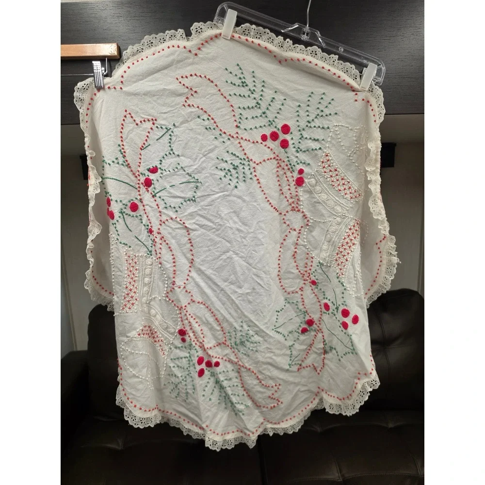 Vintage Christmas Tablecloth Hand Embroidered Candlewicking Holly Lace Round 40